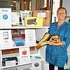 Anja Steppacher freut sich, dass sie neben Büchern und Medien jetzt auch eine Bibliothek der Dinge im Angebot hat.