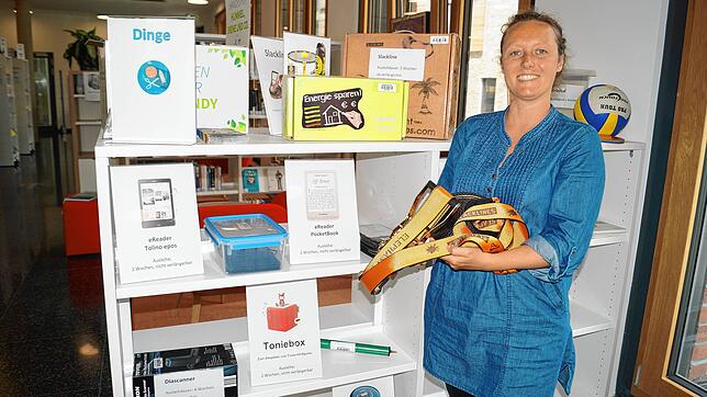 Anja Steppacher freut sich, dass sie neben Büchern und Medien jetzt auch eine Bibliothek der Dinge im Angebot hat.
