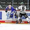 Lucas Lessio (rechts) und die Krefeld Pinguine stellten Ken Andre Olimb und den Wild Wings Schwenningen erfolgreich ein Bein.