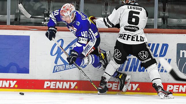 Lucas Lessio (rechts) und die Krefeld Pinguine stellten Ken Andre Olimb und den Wild Wings Schwenningen erfolgreich ein Bein.
