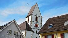 Kein seltener Anblick: Im Minutentakt fliegen Flugzeuge über den Kirchturm der Gemeinde Hohentengen hinweg.