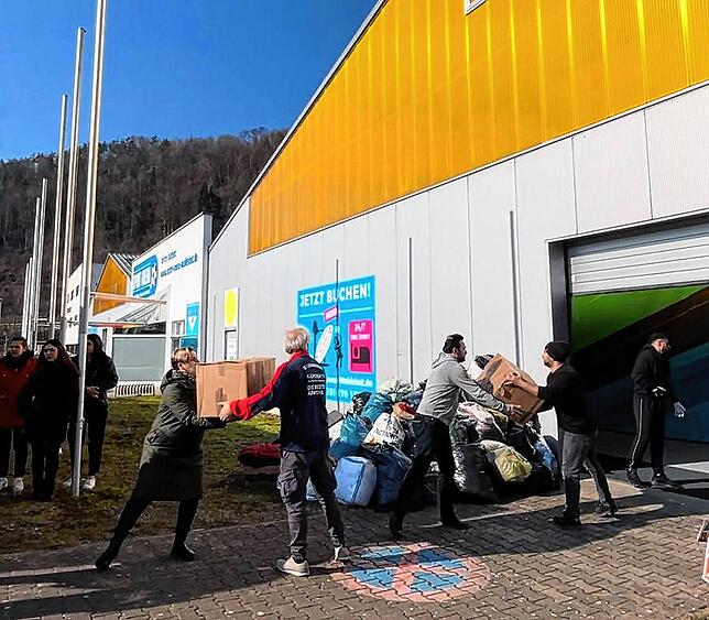 Viele Freiwillige packten mit an, um die Lastwagen zu beladen.