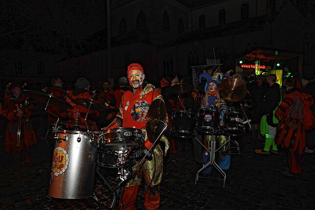 Bild 5: In der Altstadt treffen sich Hexen, Einhörner und Piraten bei der Straßenfasnacht