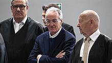 Der Hauptangeklagte Heinrich XIII. Prinz Reuß zwischen seinen Anwälten im Gerichtsgebäude in Frankfurt.
