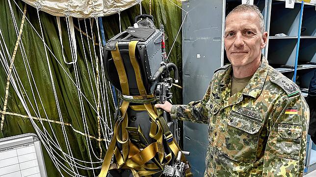 Oberst Christian Schoebel, hier an einem echten Schleudersitz, ist Kommandeur der Staufer-Kaserne in Pfullendorf, dem einzigen ...