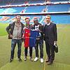 Der Görwihler Rainer Störk mit dem neuen FCB-Spieler Adama Traoré.