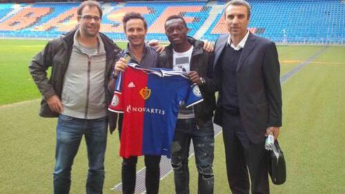 Der Görwihler Rainer Störk mit dem neuen FCB-Spieler Adama Traoré.