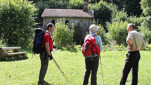 Wanderer sind neben dem Naturerlebnis oft auch an den historischen Gebäuden der Wutachschlucht interessiert. Wutachranger Martin ...