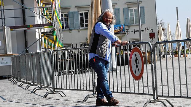 Pino Arena, Gastronom aus Überlingen, steht an der Absperrung zum Landungsplatz. Am Wochenende und an Ostern ist die Promenade für ...