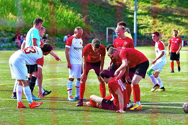 Schwere Verletzung: Thomas Wehrle fiel beim 3:4 des FC Hochrhein beim FC RW Weilheim derart unglücklich auf die Schulter, dass er noch ...