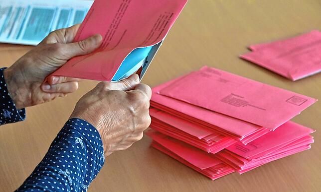 Prüfen der eingegangenen Briefwahlunterlagen: Der blaue Innenumschlag ist nur gültig, wenn im rosafarbenen Außenumschlag die ...