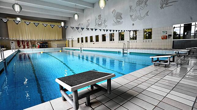 Blick in das Konstanzer Hallenbad am Seerhein.