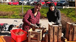 Tanja Müller und Desirée Köpfler basteln an ihren Wildbienenhotels