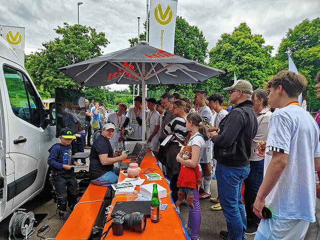 Der SÜDKURIER-Stand mit Sportchef Dirk Salzmann.