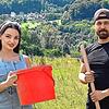 Dilara Polat und Burkan Sahin in ihrem zukünftigen Garten. Dilara Polat zeigt den Eimer, in dem die Polizei den Fund abtransportierte.