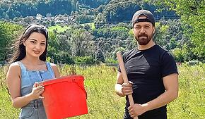 Dilara Polat und Burkan Sahin in ihrem zukünftigen Garten. Dilara Polat zeigt den Eimer, in dem die Polizei den Fund abtransportierte.