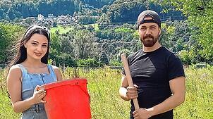 Dilara Polat und Burkan Sahin in ihrem zukünftigen Garten. Dilara Polat zeigt den Eimer, in dem die Polizei den Fund abtransportierte.