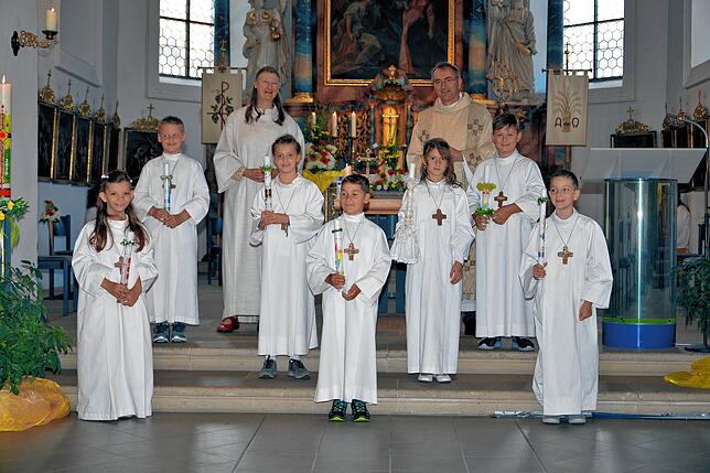 Untermettingen: Sieben Kinder gingen in der Pfarrkirche St. Jakobus in Untermettingen zum ersten Mal zum Tisch des Herrn. Wegen des ...