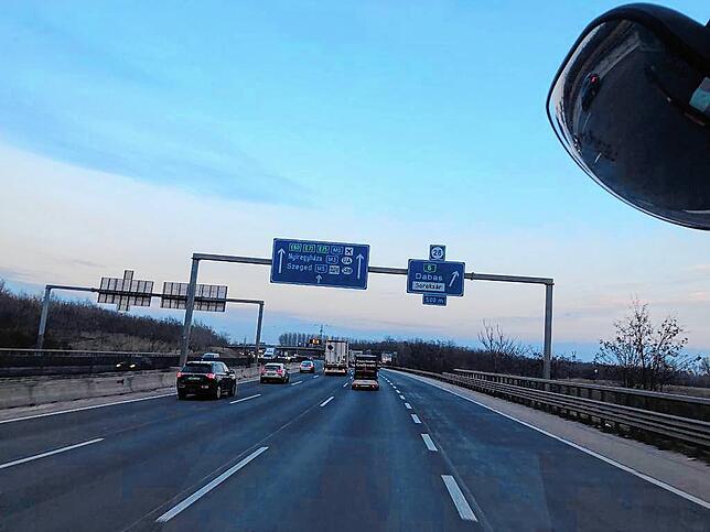 Auf dem Weg in die Ukraine: Die Fahrer des Konvois meldeten sich regelmäßig mit Updates zum Reiseverlauf. In der Bildmitte ist der ...