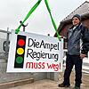 Ralf Blessing ist aus Tannheim nach Erdmannsweiler gekommen. Er sagt: &bdquo;Die Ampelregierung muss weg.&ldquo; Ansonsten öffne man ...