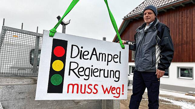 Ralf Blessing ist aus Tannheim nach Erdmannsweiler gekommen. Er sagt: &bdquo;Die Ampelregierung muss weg.&ldquo; Ansonsten öffne man ...