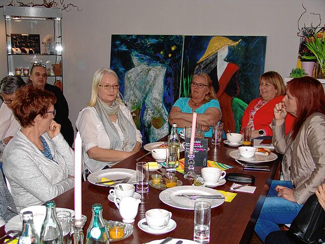 Angeregter Austausch: (von links) Elisabeth Schweizer, Suzan Hahnemann, Petra Karg, Birgit Zauner und Martina Spintig.