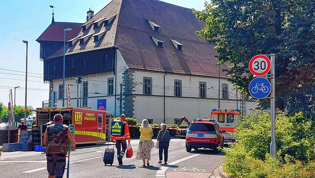 Um 10.45 Uhr ist es soweit: Alle 16 Gäste des Hotels am Fischmarkt haben ihr Gepäck aus dem Haus geholt. Hier begleitet ein Mitarbeiter ...
