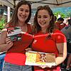 Anna-Lena Burkart (links) und Tabea Stratz hatten eine Stunde vor Marktende mehr als 30 Bleche ihrer Waien verkauft und trafen den ...