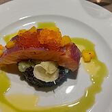Lauwarmer gebeizter Roltkohl-Lachs, Kaviar, Fenchel, Mango-Salsa und schwarzer Reis.