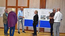 Im Anschluss an die Informationsveranstaltung zum geplanten Schluchsee-Schwarza-Stollen II beantworten die Mitarbeiter der ...