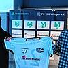 FC 08 Villingens Sportvorstand Arash Yahyaijan (links) begrüßt Neuzugang Anthony Mbem-Som Nyamsi.