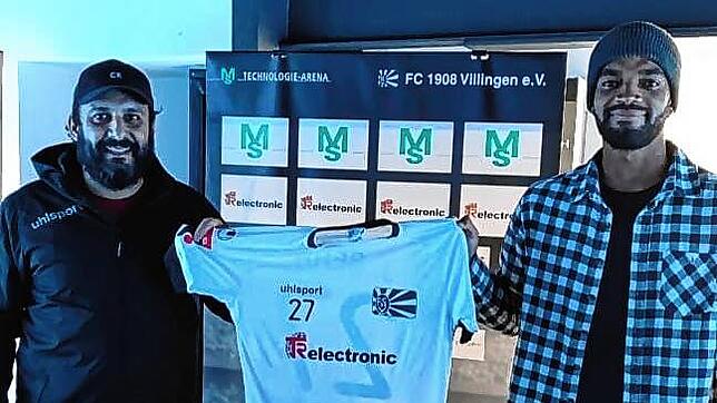 FC 08 Villingens Sportvorstand Arash Yahyaijan (links) begrüßt Neuzugang Anthony Mbem-Som Nyamsi.