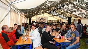 Die mitreißende Brassmusik von Deziblech aus Hohenfels sorgt für Stimmung im voll besetzten Zelt des Festes (H)ex & Weg in Bichtlingen.