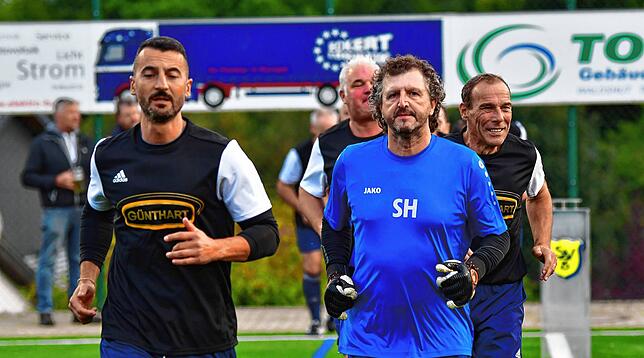 Bild 3: Hochrhein-Legenden siegen 9:5 auf dem neuen Kunstrasen bei den SV Buch-Legenden – hier gibt‘s Fotos!