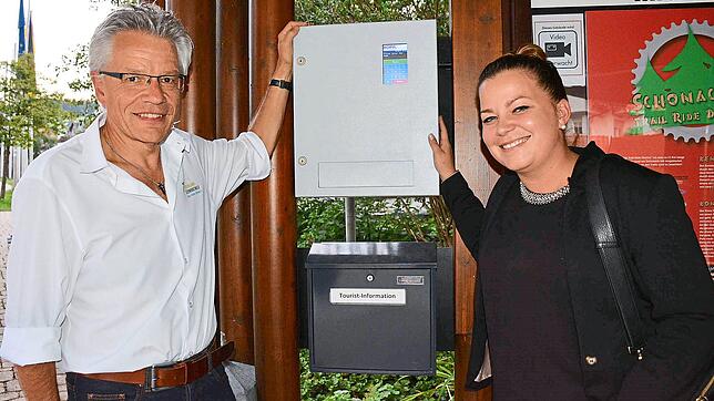Andreas Schätzle und Ferienland-Geschäftsführerin Lena Gerlich erinnern an die bislang ungenutzte Schlüsselbox beim Haus des Gastes. ...