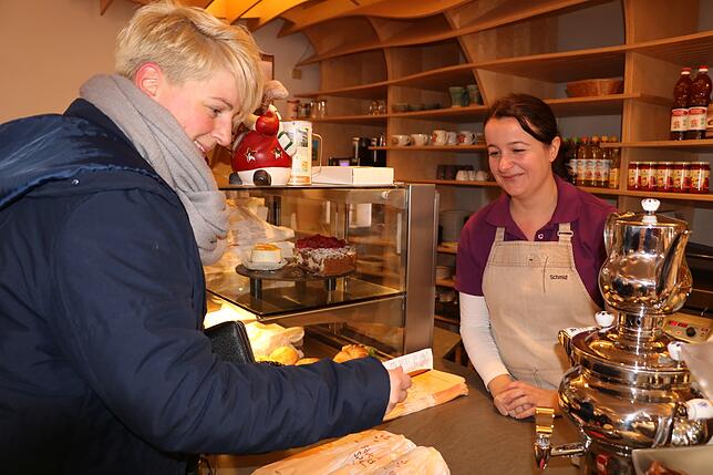 Neue Gebräuche im Einzelhandel. Nicola Limberger (links) bekommt in der Bäckerei Schmid von Simone Harter einen Kassenbon ausgehändigt.