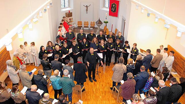 Mit modernem Stuhlkonzept präsentiert sich die Pfarrkirche St. Fidelis in Otterswang nach der Renovierung. Den sehr gut besuchten ...
