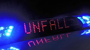 Blaulicht leuchtet, Unfall wird angezeigt (Symbolbild). Ein Betrunkener mit zwei Promille intus hat in St. Blasien einen Unfall mit ...