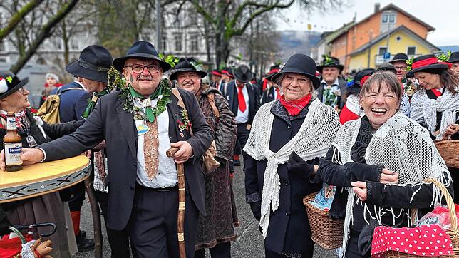 Auch die Laufenburger feiern am Säckinger Wäldertag mit. Links Hans Schwander von den Laufenburger Wäldern, dahinter ihr Wälderpfarrer ...