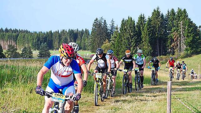 Eine Biker-Kolonne auf Verfolgungsjagd am Staatsberg. Der Schwarzwald-Bike-Marathon verzeichnet im Jubiläumsjahr die bislang höchste ...