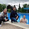 Peter Futter ist am Morgen der erste Schwimmer der neuen Saison. Betriebsleiter Klaus &bdquo;Klausi&ldquo; Götte (l.) und Erich Lafera ...