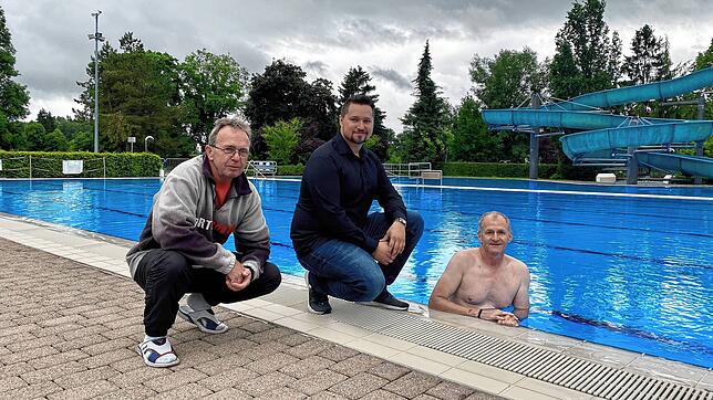 Peter Futter ist am Morgen der erste Schwimmer der neuen Saison. Betriebsleiter Klaus &bdquo;Klausi&ldquo; Götte (l.) und Erich Lafera ...