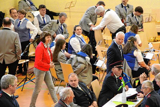 Bild 1: Die besten Bilder der Floriansmesse mit den Feuerwehrabteilungen des Landkreises