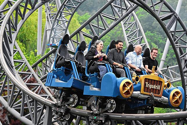 Zu ihrer „Schnapszahl-Fahrt“ erhält die sogenannte Karacho-Oma eine Dauerkarte vom Freizeitpark.