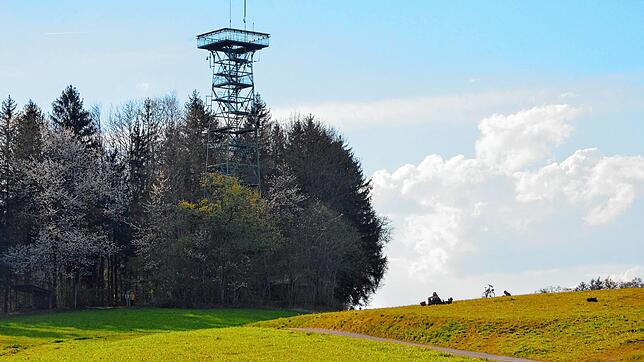 Von Norden her ist er am besten zu erkennen: der Gehrenbergturm.