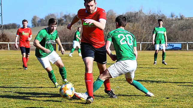 Gegen den FC Bräunlingen (Chris Keller, links, und Kai Albicker, rechts) hatten die Spieler des SV Rietheim (Ruben Bronnec, Mitte) keine ...