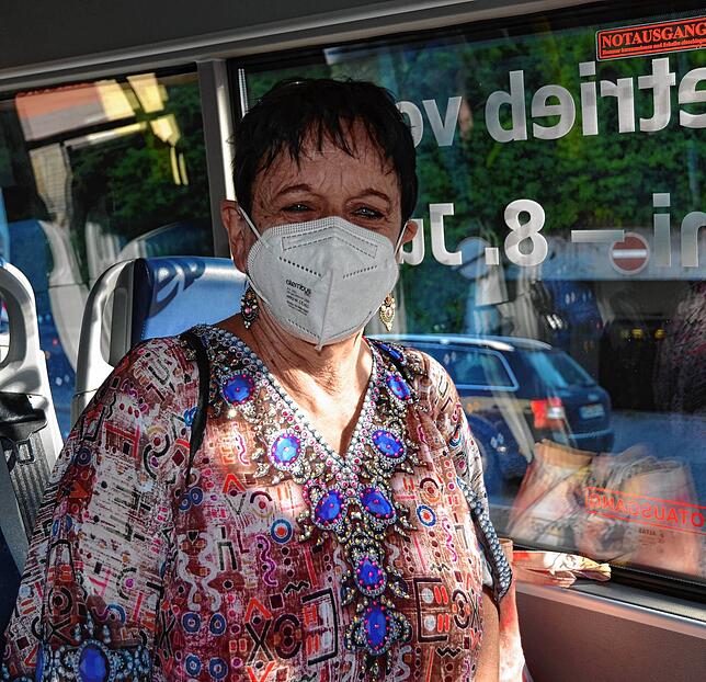Gudrun König, 66 Jahre: „Dank dem Stadtbus kann ich mein Auto stehen lassen, wenn ich zum Einkaufen oder zur Bank will.“