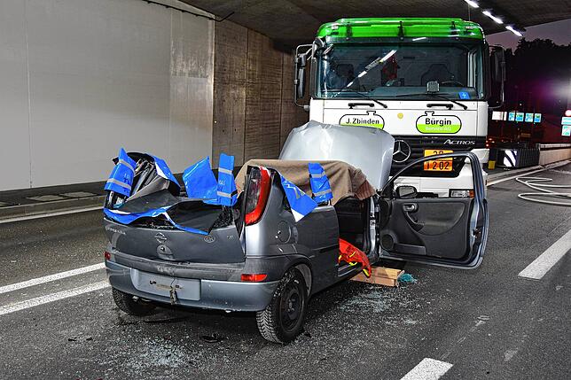Das Auto ist nur noch ein Wrack.