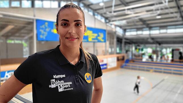 Rückraumspielerin Kyra Teixeira da Silva vom SV Allensbach hat mit ihrem neuen Team den Zweitliga-Aufstieg fest im Blick.