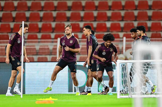 Oman, Maskat: Abschlusstraining vor dem Testspiel gegen den Oman, Sultan-Kabus-Sportzentrum, die Nationalspieler Leon Goretzka, Niclas ...